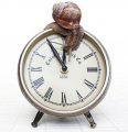 Eine Schnecke auf einer Uhr, auf der es f�nf vor zw�lf ist