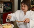 Foto zeigt Katrin Langewitz bei der Ausgabe von Speisen