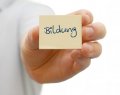 Ein Post-It mit der Aufschrift "Bildung"