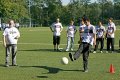 Ein Werkstattbeschäftiger absolviert das Fußball-Abzeichen