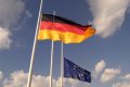 Fahnen Deutschland Europa auf Halbmast
