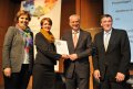 Bayerns Arbeits- und Sozialministerin Christine Haderthauer (li.) und der Vorsitzende der BAG:WfbM, Martin Berg (re.), �berreichen den exzellent-Preis in der Kategorie Bildung an die Zukunftswerkstatt in Oschersleben.