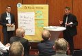 Dr. Andreas Wiesner-Steiner, BAG WfbM-Bildungsreferent, spricht mit den Teilnehmern der Braunschweiger Gespräche