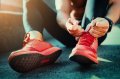 Person, die sich die Sportschuhe zubindet