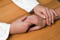 eine Hand eines �lteren Menschen, zwei H�nde eines j�ngeren