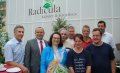 Bundesministerin Andrea Nahles (3. v. li.) mit Vertretern der St. Raphael CAB und Beschäftigten von Radicula.