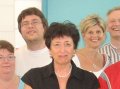 Foto zeigt Karin Roth mit Besch�ftigten der Filderwerkstatt