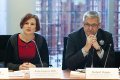 Ausschussvorsitzende Katja Kipping (Die LINKE) neben Hubert H�ppe.