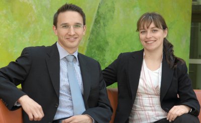 Leander Krummrich sitzt neben Annemarie Altmann