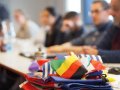Fahnen verschiedener Nationen, die übereinander gestapelt liegen