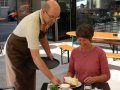 Im Caf�: Ein GWW-Besch�ftigter serviert Kuchen.