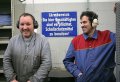 Zwei Werkstattbeschäftigte, die Hörschutz tragen