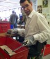 Carsten Wagner ist bei der Lebenshilfe Solingen besch�ftigt, verpackt die Messer aber direkt im Werk von Zwilling.