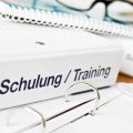 Ordner mit der Rückenaufschrift \"Schulung / Training\"