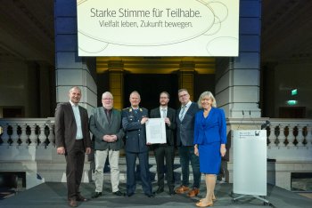 Vertreter*innen des Andreaswerk nehmen den zweiten Preis in der Kategorie exzellent:arbeit 2025 entgegen.