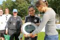 Annike Krahn übergibt Meisterplakette an Siegerinnen des Frauenfußballturniers 2017