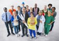 Menschengruppe mit Vertreter*innen verschiedener Berufsfelder