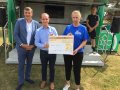 Martin Berg, Vorstandvorsitzender der BAG WfbM, und Tobias Wrzesinski, Geschäftsführer der DFB-Stiftung Sepp Herberger haben eine Spende an die Familie von Maik Ebert überreicht.