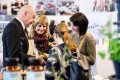Besucher schauen sich die Produkte der Lebenshilfe Nürnberg an.