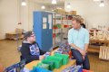Timo Hildebrand im Gespräch mit einem Werkstattbeschäftigten.