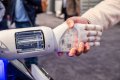 Roboter und Mensch schütteln sich die Hand