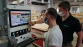 ?Wir wollen alle Mitarbeiter umfangreich beruflich Bilden?: Schreinermeister Daniel Ruch schult Alejandro Martin de los Rios in der Bedienung des neuen CNC-Bearbeitungszentrums in der Schreinerei der DeinWerk gGmbH