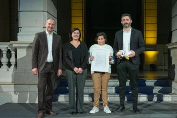 Vertreter*innen des Blauhaus nehmen den zweiten Preis in der Kategorie exzellent:bildung 2025 entgegen.