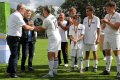 Otto Rehhagel und Ralph-Uwe Schaffert überreichen die DFB-Meisterplakette bei der Deutschen Fußball-Meisterschaft der Werkstätten für behinderte Menschen 2022.